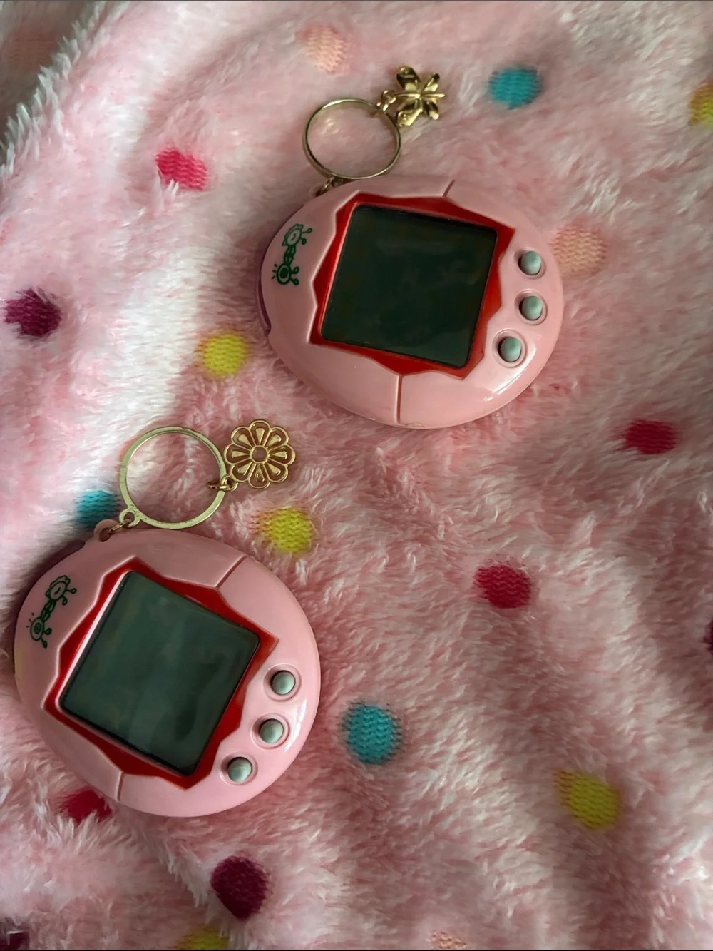 2004 Bandai Tamagotchi Plus (Tamagotchi Connection V1) w/Gold Key Rings & Charms